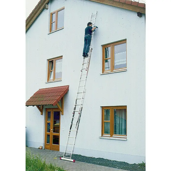 Krause Corda Mehrzweckleiter - Arbeitshöhe: 5,1 m, Anzahl Tritte: 21 Stk., Belastbarkeit: 150 kg, Aluminium - Mann arbeitet mit einer Leiter an einer Hauswand. Die Leiter ist aus Aluminium und steht schräg an der Wand.