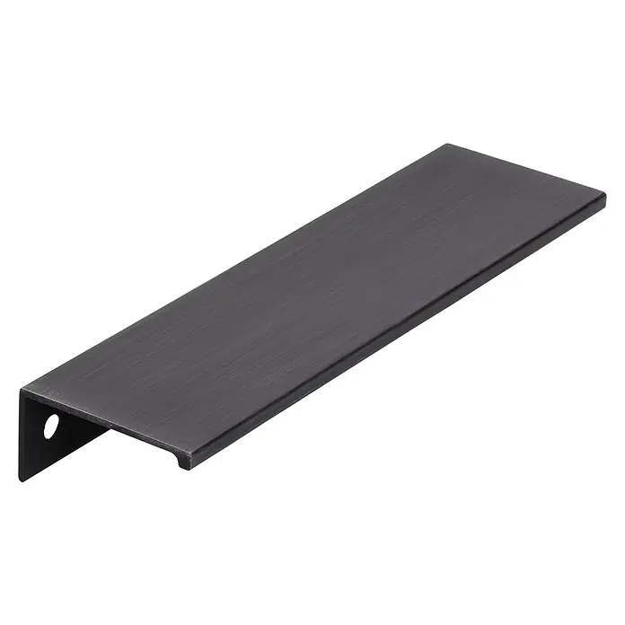 Siro Möbelgriff - Typ Möbelgriff: Bügel, Aluminium, Sonstige, Eisenfarbig, Länge: 145 mm - Nahaufnahme eines schlichten, modernen, grauen Schrankgriffs mit einer gebürsteten Metalloberfläche auf schwarzem Hintergrund.
