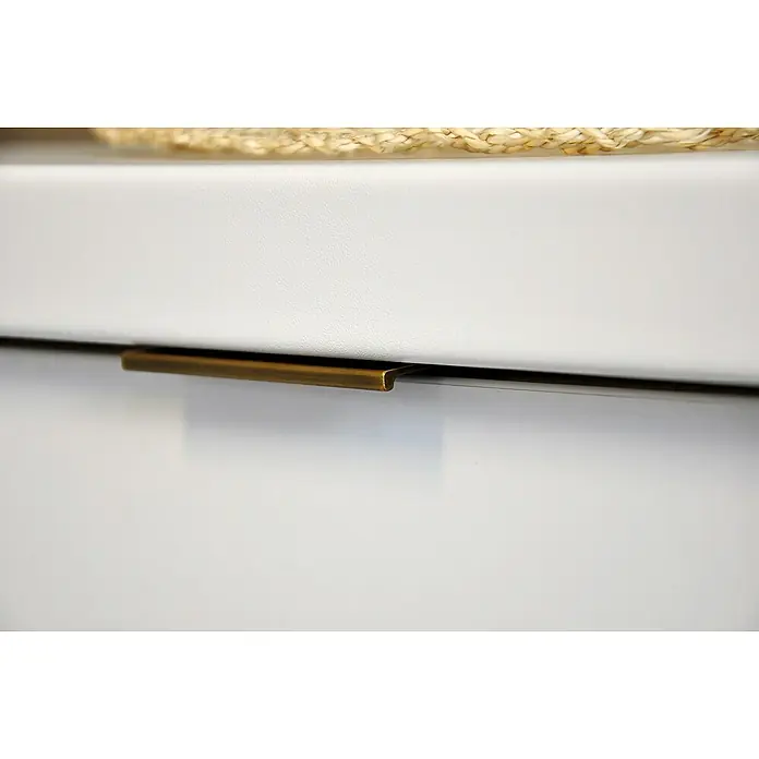 Siro Möbelgriff - Typ Möbelgriff: Bügel, Aluminium, Sonstige, Goldgelb, Länge: 70 mm - Nahaufnahme eines weißen Schranks mit einem eleganten, goldenen Griff, der das moderne Design hervorhebt.