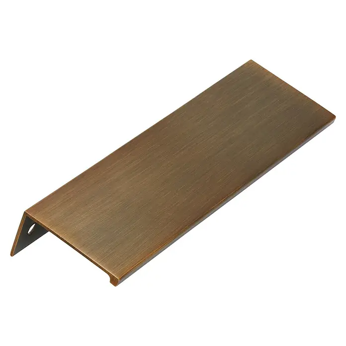 Siro Möbelgriff - Typ Möbelgriff: Bügel, Aluminium, Sonstige, Goldgelb, Länge: 145 mm - Nahaufnahme eines bronzefarbenen Metallprofils, das eine L-Form bildet und eine gebürstete Textur auf der Oberfläche aufweist.