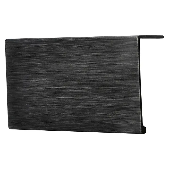 Siro MöbelgriffTyp Möbelgriff: Bügel, Aluminium, Sonstige, Eisenfarbig, Länge: 70 mm - Nahaufnahme einer gebürsteten, schwarzen Eckleiste. Perfekt für einen modernen Look, bietet sie einen stilvollen Abschluss für Möbel und Wände.