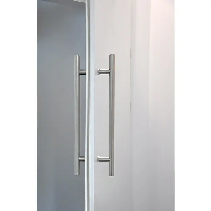 Siro Möbelgriff - Typ Möbelgriff: Stange, Sonstige, Sonstige, Länge: 550 mm - Nahaufnahme eines modernen Duschkabinentürgriffs aus gebürstetem Nickel, der ein elegantes und funktionales Designmerkmal zeigt.