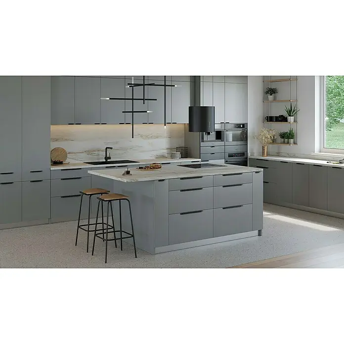 Siro Möbelgriff - Typ Möbelgriff: Muschel, Sonstige, Sonstige, Länge: 94 mm, Schwarz - Moderne Küche mit Kochinsel und Barhockern in Grau, stilvoller Beleuchtung und Regalen für Pflanzen. Die Küchengeräte sind perfekt integriert.