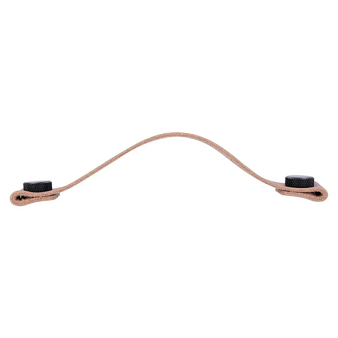 Siro MöbelgriffTyp Möbelgriff: Sonstige, Leder, Sonstige, Braun/Schwarz - Nahaufnahme eines hellbraunen Ledergriffs mit zwei schwarzen Knöpfen an den Enden, isoliert auf einem schwarzen Hintergrund.