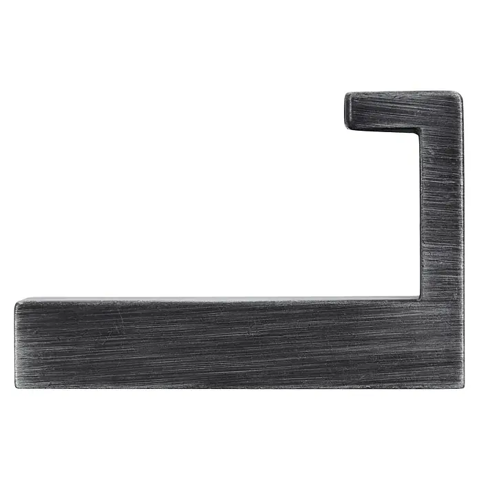 Siro Garderobenhaken 2326L x B x H: 15 x 61 x 40 mm, Anzahl Haken: 1 Stk. - Nahaufnahme einer gebürsteten Metallklammer. Das Metall hat eine abgenutzte Textur und ein industrielles Aussehen auf schwarzem Hintergrund.