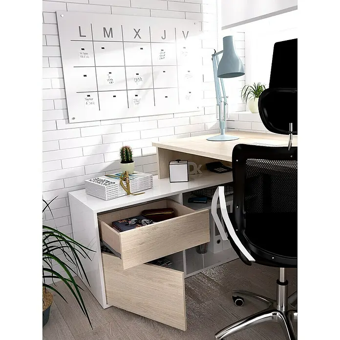 Dekit Mesa de escritorio Rox - L x An x Al: 92 x 139 x 75 cm, Natural/Blanco - La moderna oficina con un escritorio blanco, una lámpara de escritorio azul claro y un calendario en la pared se ve acogedora y profesional.