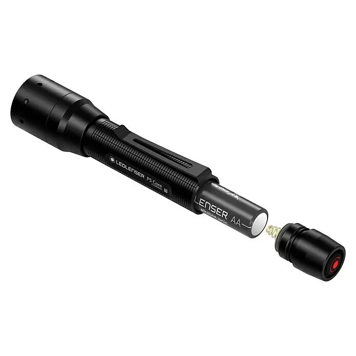 Ledlenser Taschenlampe P5 Core - 15 lm - 150 lm, IP44 - Schwarze LEDLENSER P5 Core Taschenlampe in Explosionsdarstellung, zeigt eine teilweise entfernte AA-Alkaline-Batterie aus dem Endstück.
