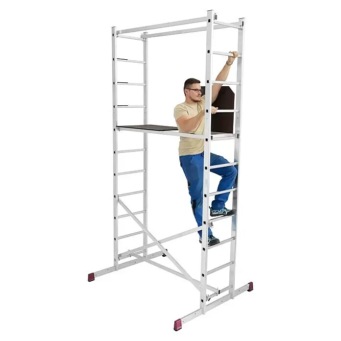 Krause Corda Montagegerüst - Arbeitshöhe: 4 m - Mann klettert auf ein mobiles Gerüst aus silbernem Aluminium mit dunkler Arbeitsplattform.
