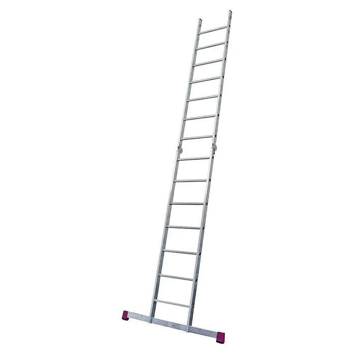 Krause Corda Gelenkgerüst - Arbeitshöhe: 5 m, Belastbarkeit Plattform: 135 kg, Breite Plattform: 0,56 m, Länge Plattform: 1,5 m - Eine graue, teleskopierbare Aluminiumleiter mit Sprossen und einer Verbreiterung am unteren Ende, isoliert vor schwarzem Hintergrund.