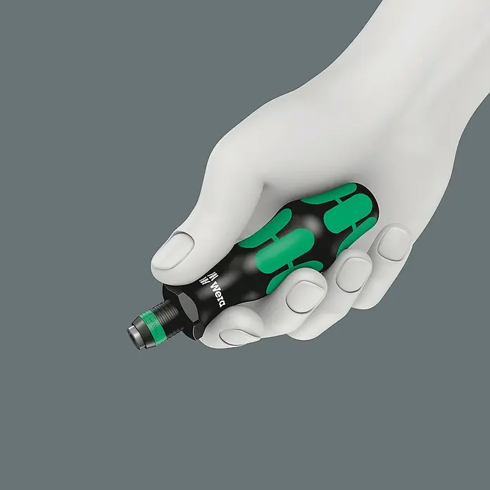Wera Werkzeug-Set Bicycle Set 2 - 13 -tlg. - Nahaufnahme eines Wera Stubby Schraubendrehers in einer weißen Hand, ideal für präzise Arbeiten auf engstem Raum.