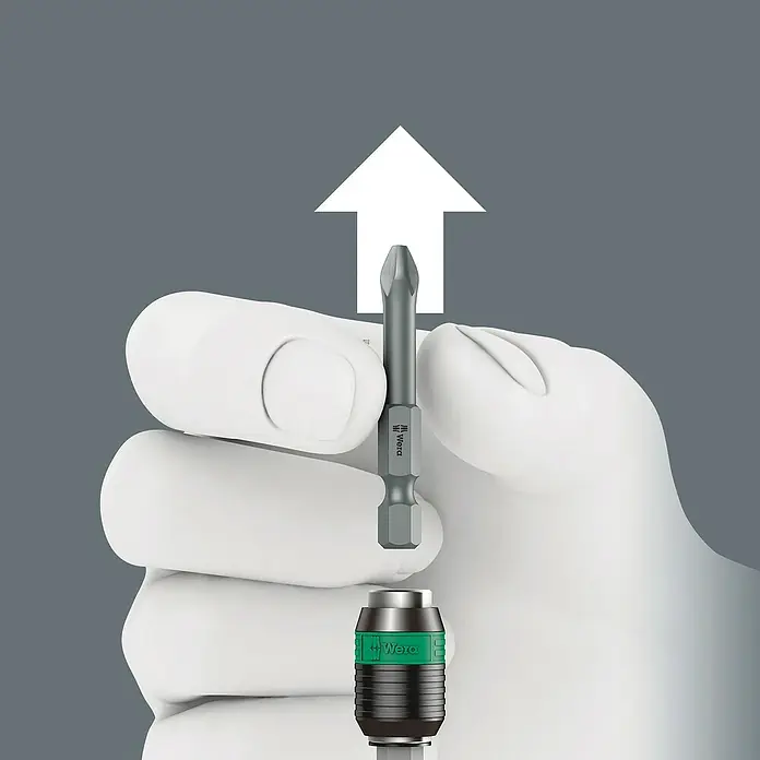 Wera Schraubendreher-Set Kraftform Kompakt - 17 -tlg., Antriebsgröße: ¼″ Außensechskant - Nahaufnahme eines Wera Schrauber-Bits und eines Bithalters, der durch eine Hand gehalten wird, mit einem weißen Pfeil nach oben zeigend.