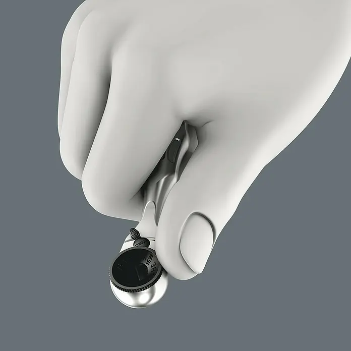 Wera Bit-Set Tool-Check 1 - 38 -tlg. - Dieses Bild zeigt eine Hand, die eine Wera Mini-Knarre hält. Die Mini-Knarre ist ein kompaktes und praktisches Werkzeug.