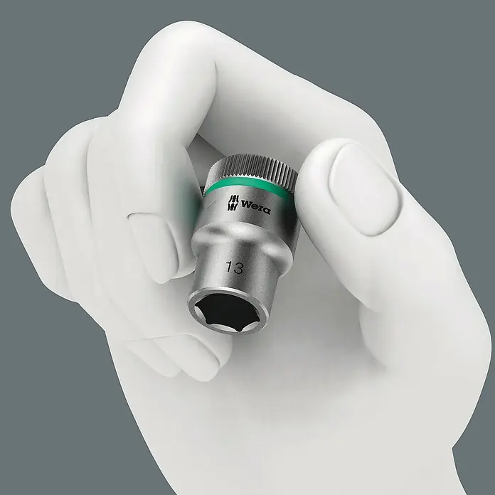 Wera Bit-Set Tool-Check Plus - 39 -tlg. - Nahaufnahme eines Wera Steckschlüsseleinsatzes Größe 13, gehalten von einer weißen Hand.