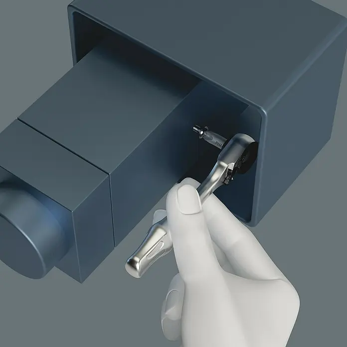 Wera Bit-Set Tool-Check Plus - 39 -tlg. - Darstellung eines Wera-Werkzeugs, einem Mini-Ratschenschraubendreher, der eine Schraube in einem dunklen Gehäuse festzieht.