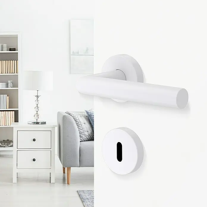 Diamond Doors Modern Zimmertürgarnitur L-Form - Stärke Tür: 40 mm - 45 mm, Buntbart, L-Form, Weiß - Nahaufnahme eines modernen, weißen Türdrückers mit passendem Schloss. Elegantes Design für ein stilvolles Zuhause.