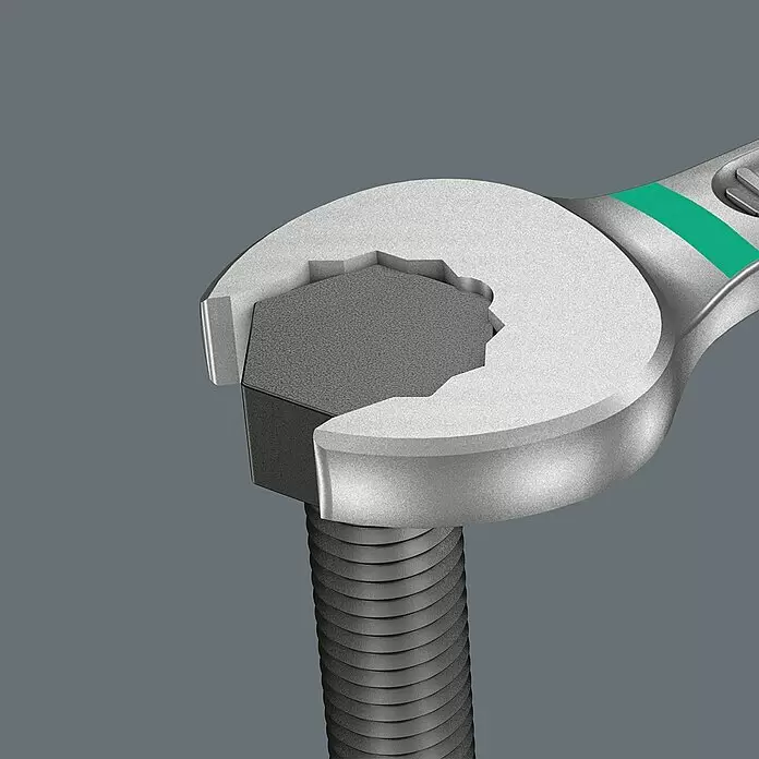 Wera Doppelmaulschlüssel-Satz 6005 JOKER - Schlüsselweite: 6 mm - 13 mm - Silberner Schraubenschlüssel mit grünem Streifen fasst eine dunkle sechskantige Schraube.