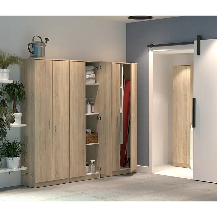 Muebles Pitarch Tibet Armario multiusos de madera - L x An x Al: 35 x 40 x 180 cm, Roble cambrian - Armarios de almacenamiento de madera con estantes y algunos objetos encima, junto a un espacio abierto con puerta corredera.