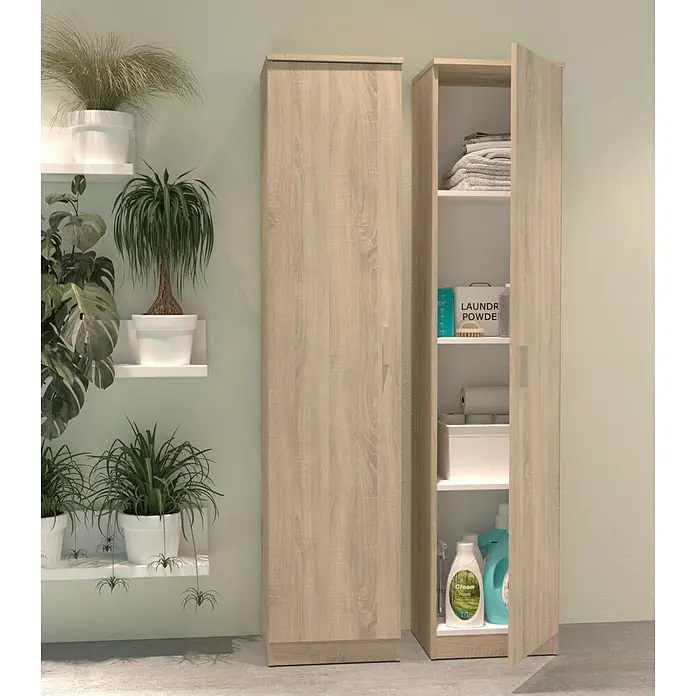 Muebles Pitarch Tibet Armario multiusos de madera - L x An x Al: 35 x 40 x 180 cm, Roble cambrian - Esta imagen muestra dos armarios altos de almacenamiento con acabado de aspecto de madera, uno abierto que muestra productos de limpieza y toallas.