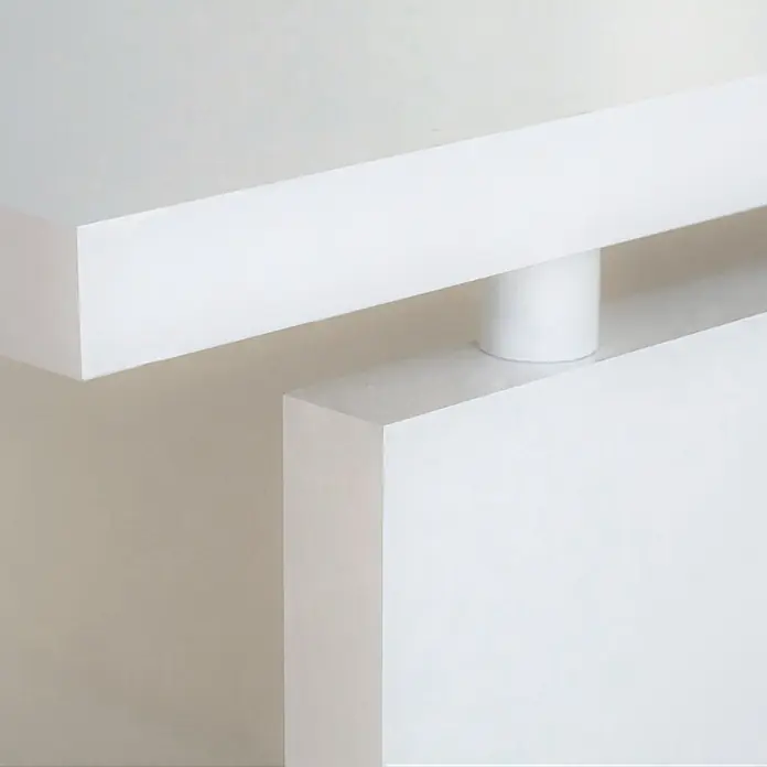 Muebles Pitarch Teide Mesa de escritorio - L x An x Al: 68 x 120 x 76 cm, Blanco - Primer plano de una mesita de noche blanca minimalista con líneas limpias y elegancia sencilla. La estética acentúa la forma y el color puros.