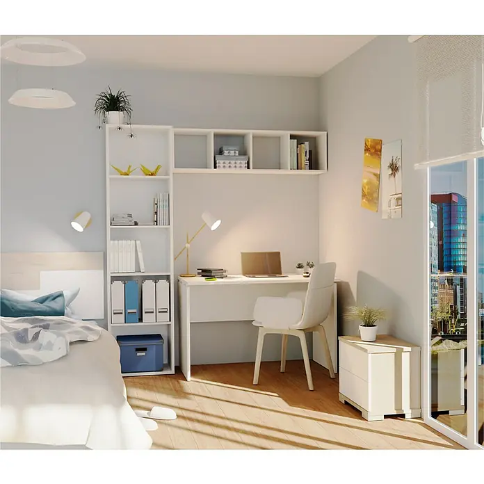 Muebles Pitarch Teide Mesa de escritorio - L x An x Al: 68 x 120 x 76 cm, Blanco - Un dormitorio luminoso con un escritorio blanco y estanterías, combinando almacenamiento y espacio de trabajo para un diseño moderno.