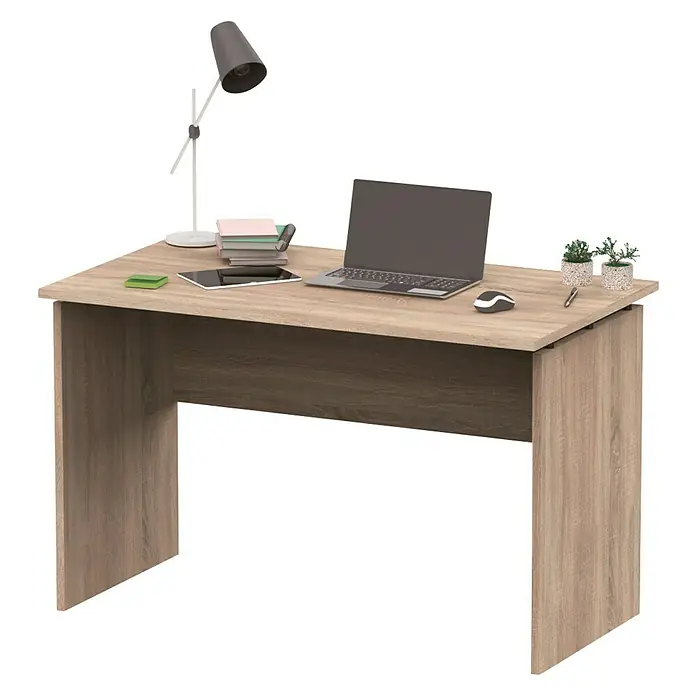 Muebles Pitarch Teide Mesa de escritorio - L x An x Al: 68 x 120 x 76 cm, Roble Cambrian - Un escritorio de madera clara con un ordenador portátil, una lámpara y material de oficina sobre un fondo negro.
