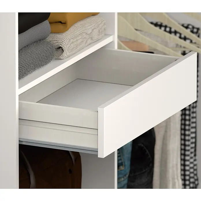 Muebles Pitarch Armario para ropa Cloe - L x An x Al: 50 x 200 x 200 cm, Blanco, Melamina - Un cajón abierto y blanco de armario con rieles de cierre suave, perfecto para una solución de almacenamiento elegante y práctica.