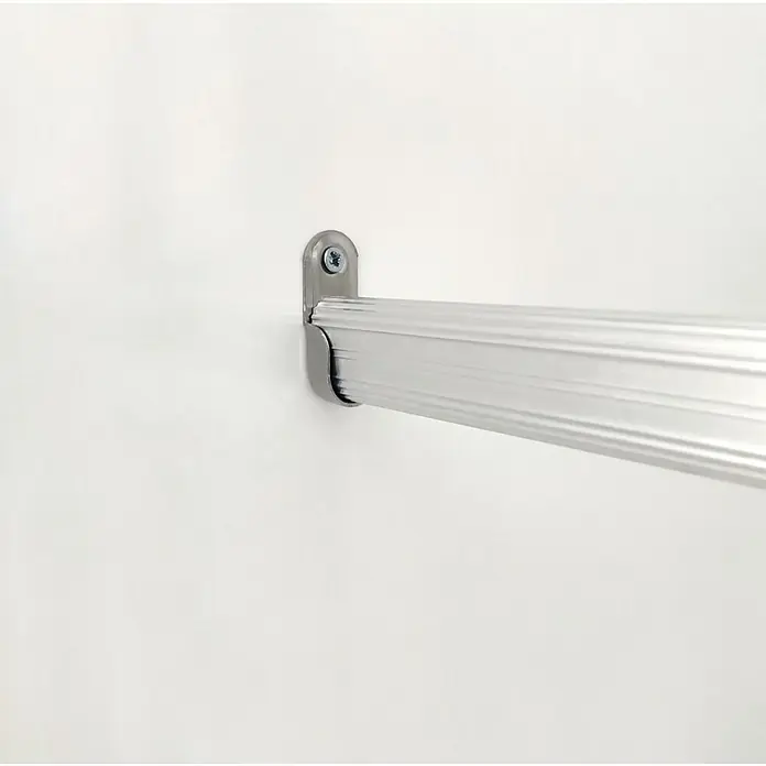 Muebles Pitarch Armario para ropa Cloe - L x An x Al: 50 x 200 x 200 cm, Blanco, Melamina - Una barra de cortina plateada está sujeta a un soporte en una pared blanca con un tornillo.