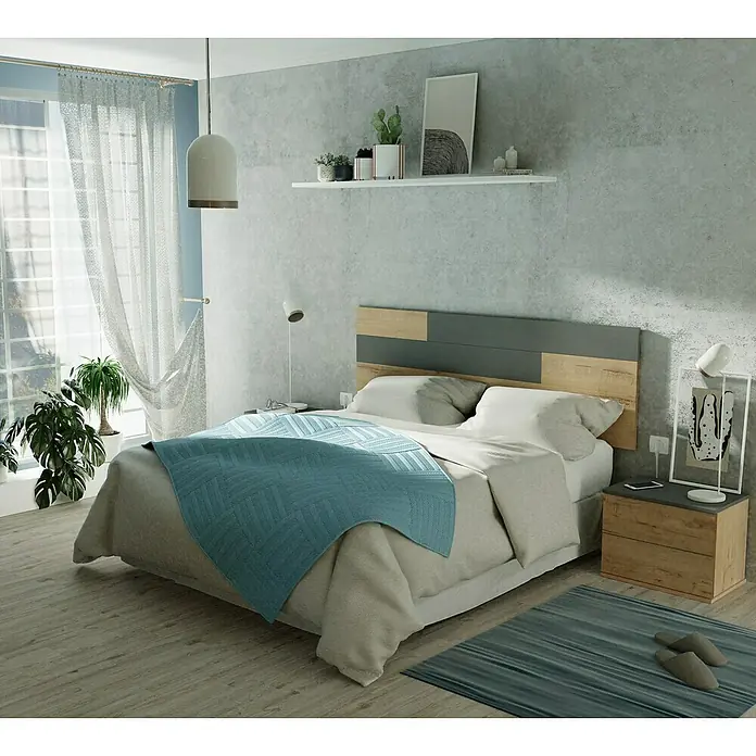 Muebles Pitarch Cabecero de cama con mesitas Erika - Roble gold/Grafito - Un dormitorio con una cama doble, colcha de cuadros azules, mesita de noche de madera con decoración, junto a una alfombra azul y ventanas.