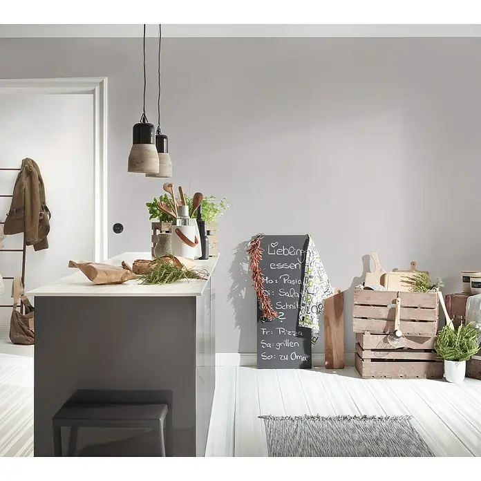 A.S. Création Vliestapete Life 2 - Beige, Uni, 10,05 x 0,53 m - Eine moderne Küche mit einer Kreidetafel, auf der das Menü steht, und stilvollen Pendelleuchten über der Kücheninsel.