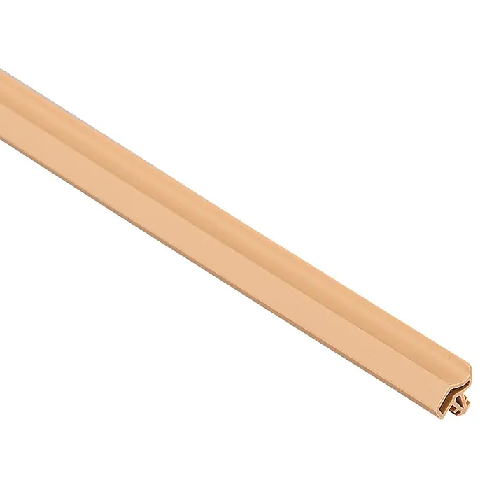Primo Türdichtung Lignum 34 AC - Beige, 5 m, Passend für: Nutbreite 3 – 4 mm - Nahaufnahme einer beigen Kunststoff-Kantenschutzleiste. Ideal zum Schutz von Kanten und Ecken.