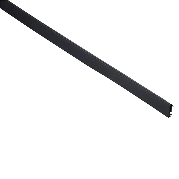 Primo Universaldichtung Lignum F 45 - Schwarz, 6 m, Passend für: Nutbreite 4 – 5 mm - Detailaufnahme einer schwarzen Kabelkanal-Abdeckung. Präzise gefertigt für sichere und ordentliche Kabelführung.