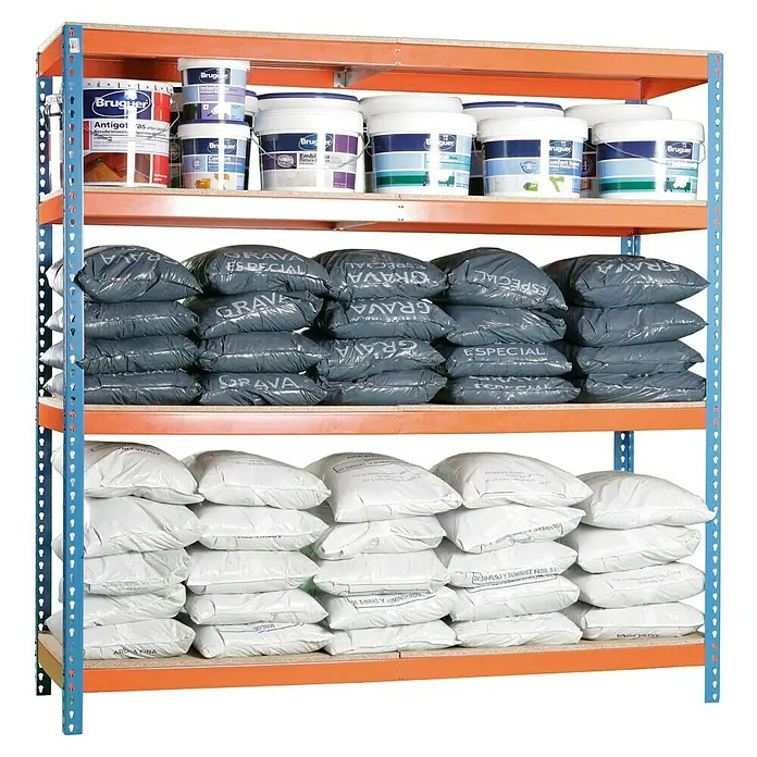 Simonrack Ecoforte Schwerlastregal Chipboard - H x B x T: 200 x 120 x 45 cm, Traglast pro Boden: 400 kg, Anzahl Böden: 4 Stk., Stecken, Blau/Orange - Ein Regal voller Bruguer-Farben, Säcke mit Kies und Säcke mit Sand, präsentiert eine vielfältige Auswahl an Baumaterialien.