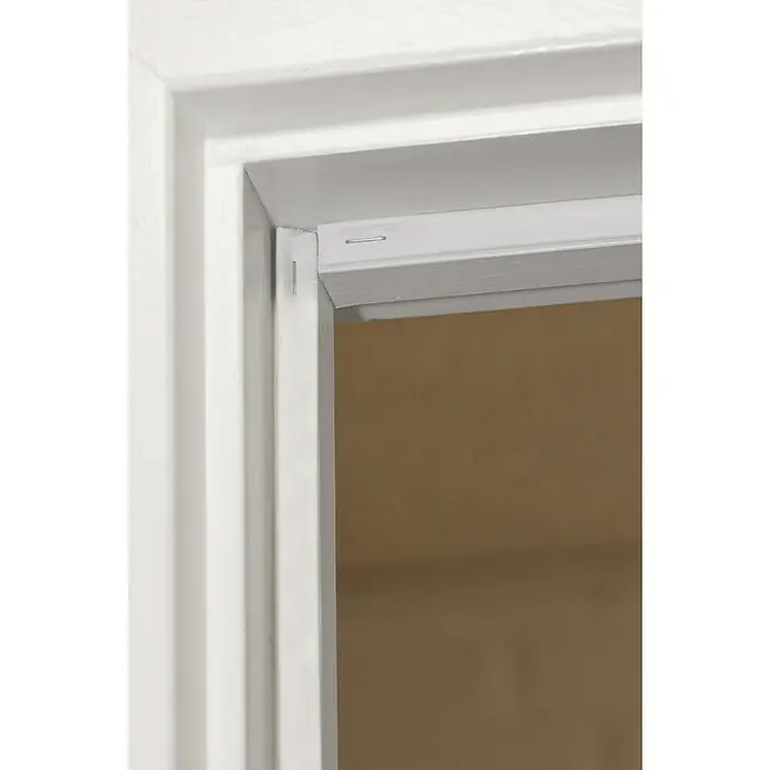 Primo Universaldichtung Densa 25 - Weiß, 6 m, Passend für: Fenster, Türen, Möbel mit Spaltenbreite 2 – 5 mm - Detailansicht eines weißen Türrahmens mit sichtbaren Heftklammern, die die Bauweise und die schlichte Ästhetik des Rahmens hervorheben.