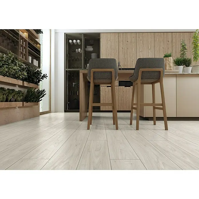 LOGOCLIC Rodapié Nogal Sintra - 220 cm x 15 mm x 80 mm, MDF - Primer plano de un diseño de cocina moderno y luminoso, centrado en el pavimento y los taburetes de bar. La cocina es luminosa y acogedora.
