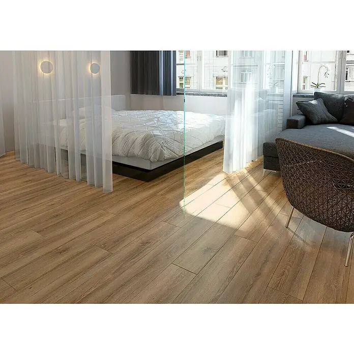 LOGOCLIC Rodapié Roble Murano - 220 cm x 15 mm x 80 mm, MDF - Dormitorio luminoso con suelo de parqué, cortinas translúcidas y una cómoda cama doble, invitando a relajarse.