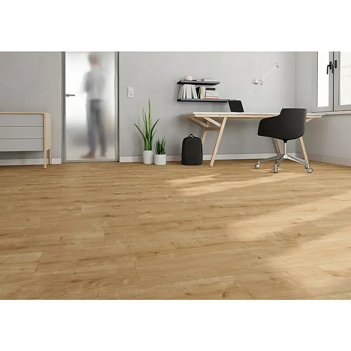 LOGOCLIC Rodapié Roble Kobe - 220 cm x 15 mm x 80 mm, MDF - Espacio de oficina acogedor con un suelo de madera clara que crea un ambiente cálido y natural. Escritorio moderno y silla de oficina que complementan el espacio.