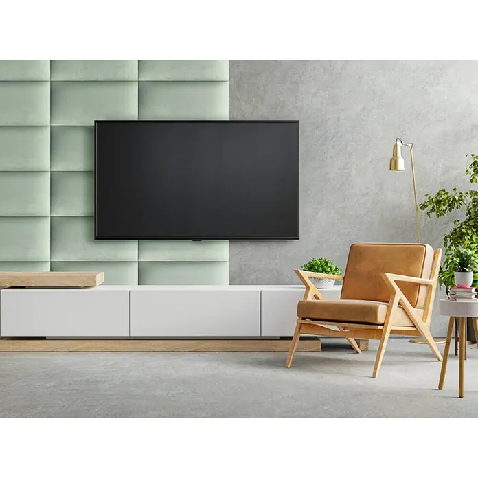 Fllow Wandpolster Jar - Minze, 60 x 30 cm - Moderner Wohnraum mit minimalistischem TV-Möbel in Weiß und Holz, einem bequemen Sessel und einem großen Flachbildfernseher an der Wand.