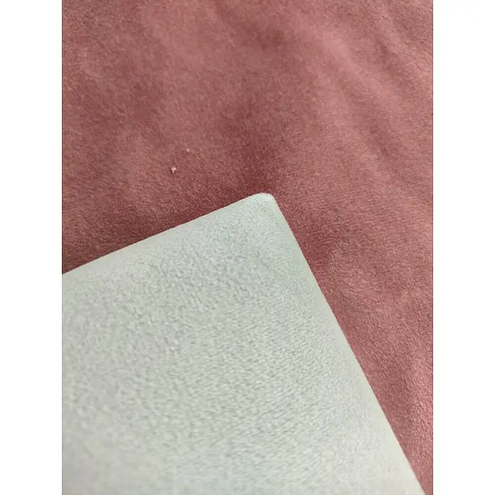 Fllow Panel de pared acolchado Jar - Menta, 30 x 30 cm - Primer plano de dos muestras de tela, una rosa y otra gris claro, que muestran diferentes texturas y tonos.