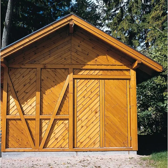 swingcolor Premium Holzlasur - Farblos, 750 ml, Seidenglänzend - Die rustikale Holzhütte mit Giebeldach und diagonalen Holzbrettern strahlt natürlichen Charme und handwerkliche Qualität aus. Ideal für Garten und Freizeit.