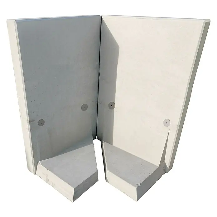 Diephaus L-Stein InneneckeBewehrt, Höhe: 180 cm, Breite: 100 cm, Stärke: 12 cm, Grau - Aufnahme von zwei hellgrauen Betonleitwänden mit trapezförmiger Bauweise und seitlichen Stützen.