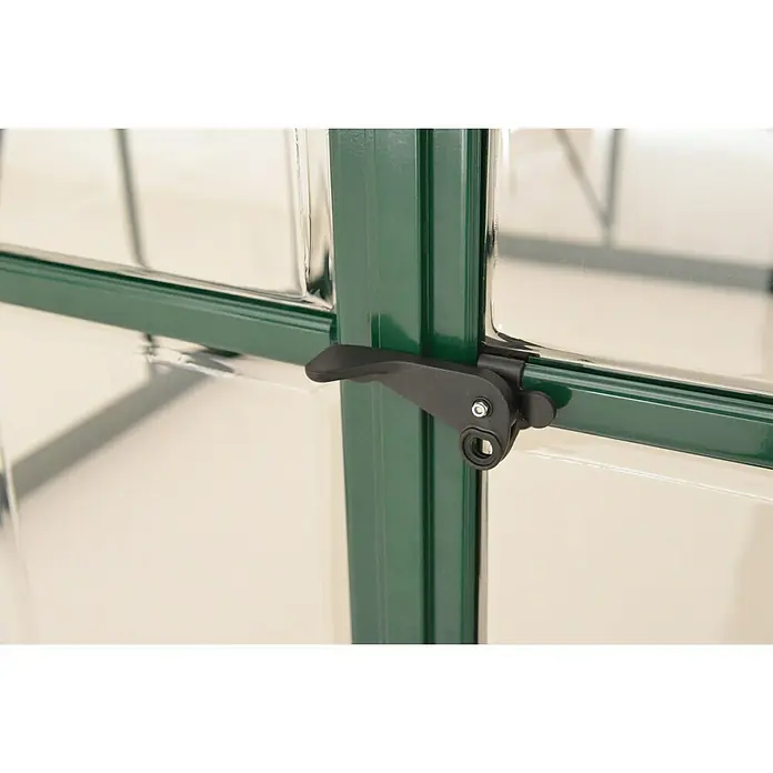 Palram – Canopia Gewächshaus Balance - Außenmaß inkl. Dachüberstand (B x T): 244 x 247 cm, 0,7 mm, Grün - Nahaufnahme des Türgriffs aus grünem Metall an einem Gewächshaus, der sich in der verriegelten Position befindet und stabil ist.