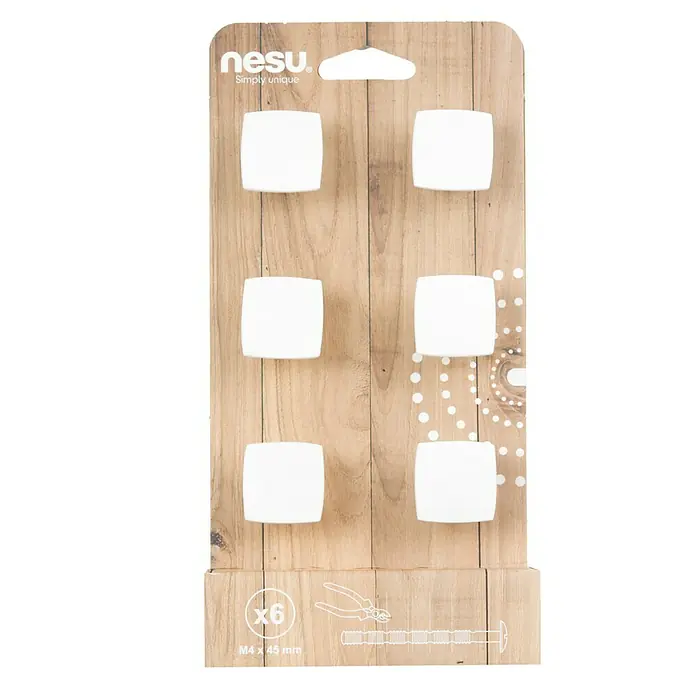 Nesu Tirador para muebles B6-28721-1 - L x An x Al: 2,5 x 2,5 x 1,9 cm, Acero - Primer plano de seis pomos de muebles nesu blancos y cuadrados sobre un fondo con aspecto de madera, presentados en un embalaje de venta al por menor.