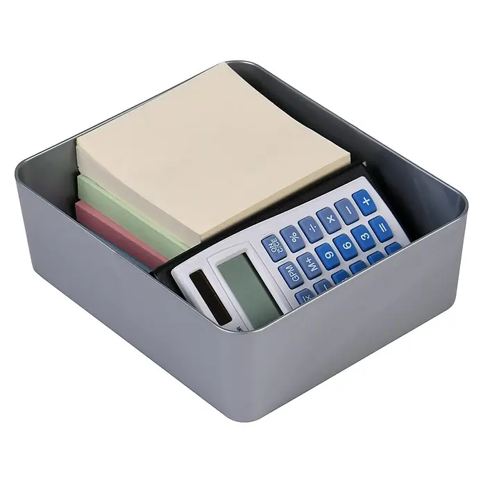 Sunware Aufbewahrungsbox Q-Line Basket - L x B x H: 14,1 x 12,1 x 4,7 cm, Kunststoff, Metallfarbig - Ein silberfarbener Organizer mit Haftnotizen in verschiedenen Farben und einem Taschenrechner. Ideal für Büro und Homeoffice.
