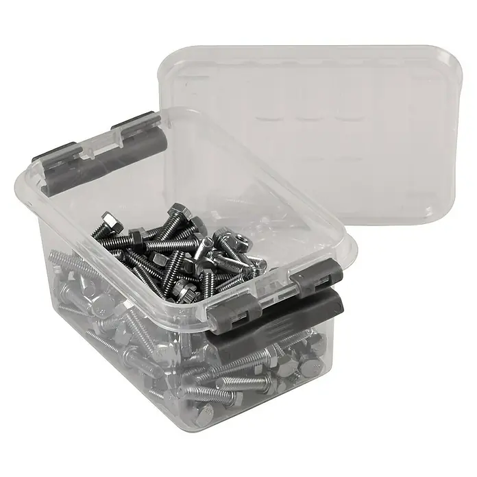 Sunware Aufbewahrungsbox Q-Line - L x B x H: 11,8 x 7,7 x 6,2 cm, Kunststoff, Transparent - Eine durchsichtige Plastikbox gefüllt mit Schrauben mit Sechskantkopf, wobei der Deckel daneben liegt.