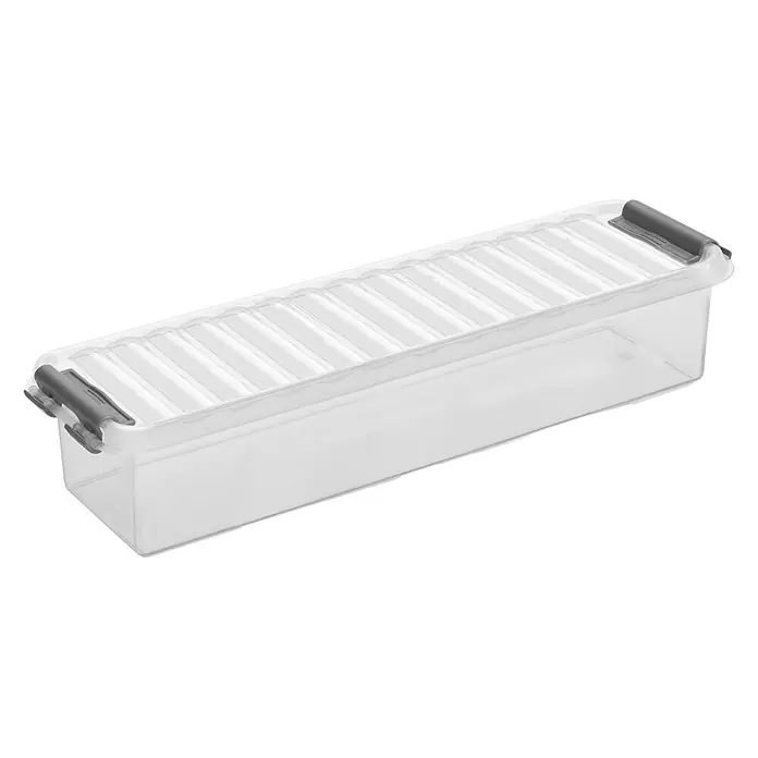 Sunware Aufbewahrungsbox Q-Line - L x B x H: 27 x 8,6 x 6 cm, Kunststoff, Transparent - Eine durchsichtige, rechteckige Vorratsbox mit geripptem Deckel und grauen Griffen, ideal für die Organisation von Küchenutensilien.