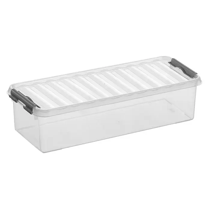 Sunware Aufbewahrungsbox Q-Line - L x B x H: 38,8 x 14,2 x 9,2 cm, Kunststoff, Transparent, Farbe Griff: Schwarz - Ein durchsichtiger, länglicher Aufbewahrungsbehälter aus Kunststoff mit geripptem Deckel und grauen Verschlüssen, ideal für die Lagerung von Gegenständen.
