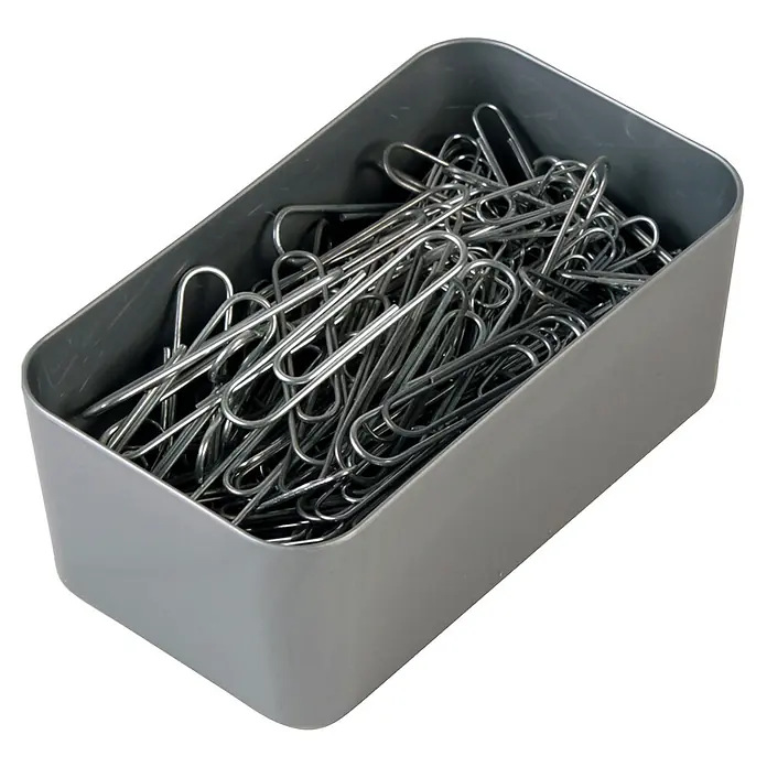 Sunware Aufbewahrungsbox Q-Line Basket - L x B x H: 12,2 x 7 x 4,8 cm, Kunststoff, Metallfarbig - Eine graue Box gefüllt mit einer Menge glänzender, silberner Büroklammern, die sich überlappen und unordentlich angeordnet sind.