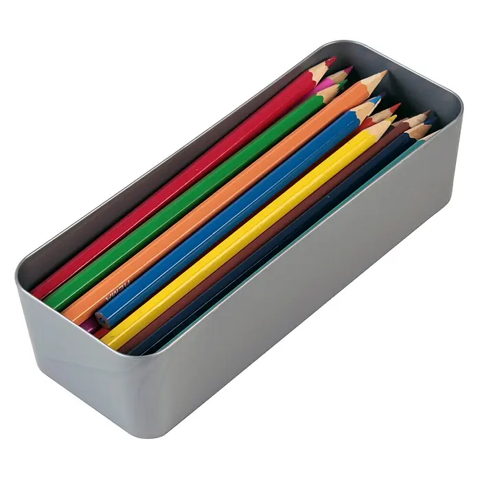Sunware Aufbewahrungsbox Q-Line Basket - L x B x H: 18,2 x 7 x 4,8 cm, Kunststoff, Metallfarbig - Ein silberner Stifteköcher gefüllt mit einer Reihe bunter Buntstifte, die ordentlich und organisiert aufgereiht sind.