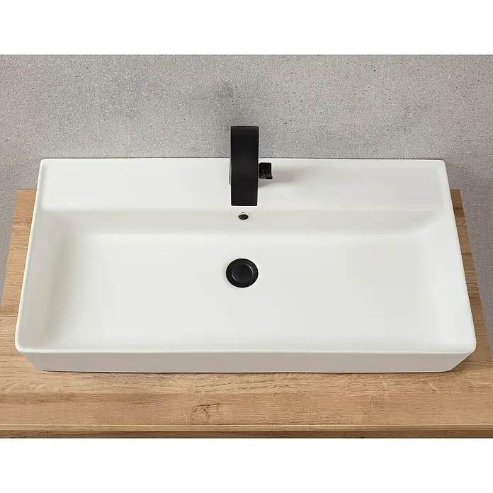 Fackelmann Aufsatzwaschbecken VAIDA - B x L: 81 x 41 cm, Keramik, Hahnloch: Mitte, Mit Überlauf, Weiß - Ein elegantes, rechteckiges Aufsatzwaschbecken in Weiß mit einer modernen, schwarzen Armatur auf einer Holzoberfläche.