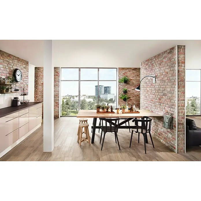 Panel de pared Ultra light Ladrillo - 120 x 50 cm, 2 ud. - Una cocina moderna con una larga mesa de madera rodeada de sillas y taburetes negros, con una pared de ladrillo.